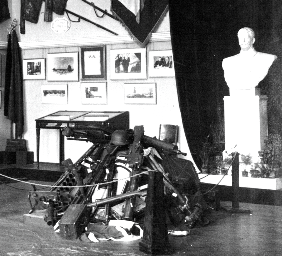 Фотограф Н.Е. Бугельская, 26 апреля 1943 г. Выставка «Сталинская гвардия в боях за советскую родину»