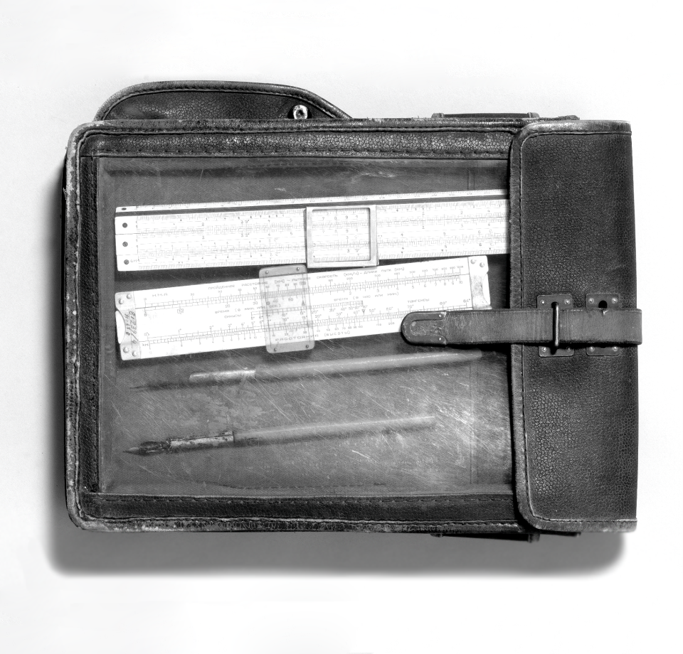 Пенал с письменными принадлежностями Героя Советского союза Зои Космодемьянской. Переданы в Исторический музей Л.Т. Космодемьянской, матерью Зои.