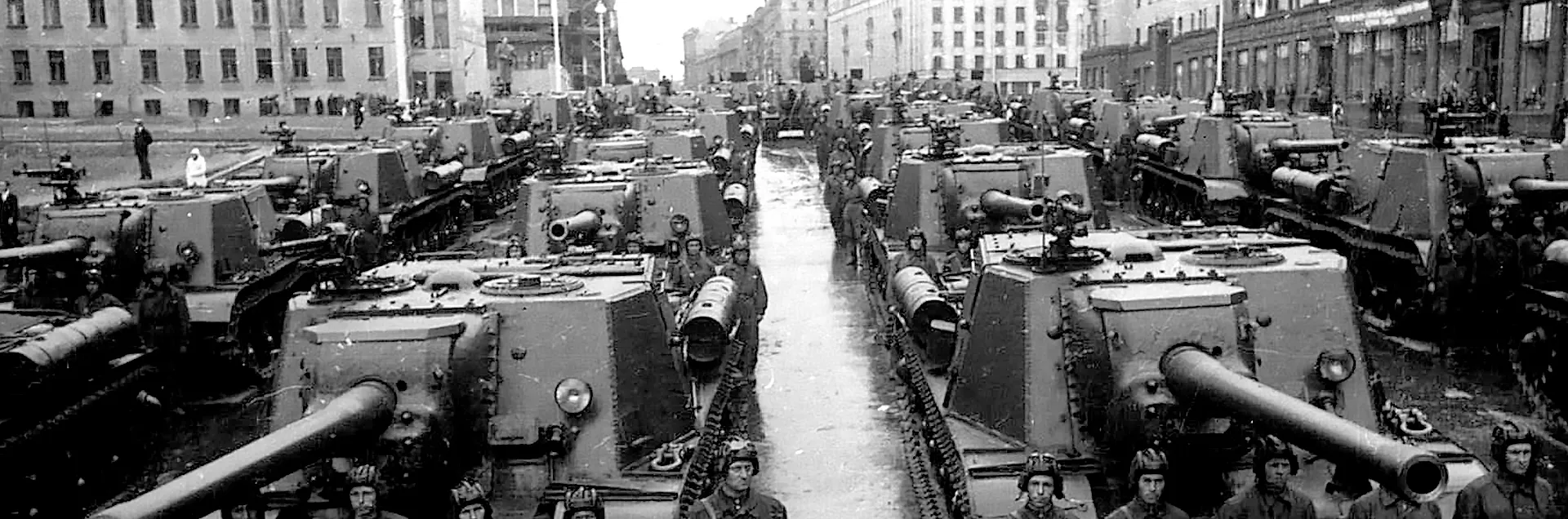 Фотография парада тяжелой самоходной артилерии на улицах города