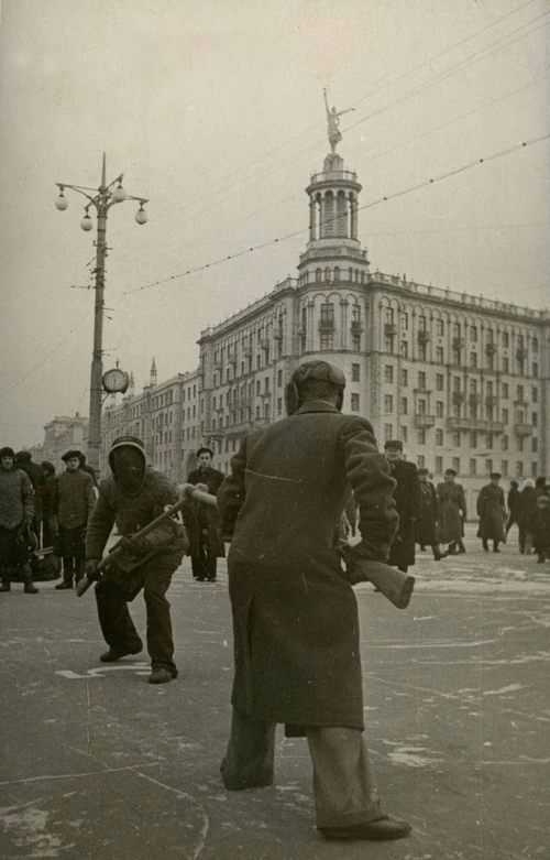 На Пушкинской площади. Соревнование по штыковому бою на первенство Москвы. М.Трахман. Фотохроника ТАСС. 1942 г.