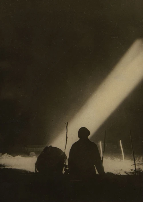 В часы воздушной тревоги (Московская зона ПВО). Прожектористы нащупывают фашистский самолёт. Ф.Кислов. Фотохроника ТАСС. Август 1941 г