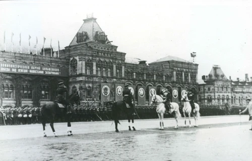 Маршалы Г.К. Жуков и К.К. Рокоссовский на Параде Победы. 1945 г.