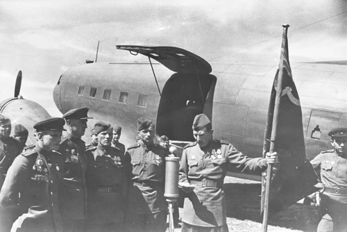 1-й Белорусский фронт. Берлин. Торжественный митинг по случаю отправки в Москву Знамени Победы. В.П. Гребнев,1945