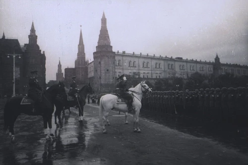 Маршалы Г.К.Жуков и К.К.Рокоссовский перед строем участников Парада Победы. А.В.Устинов, 1945