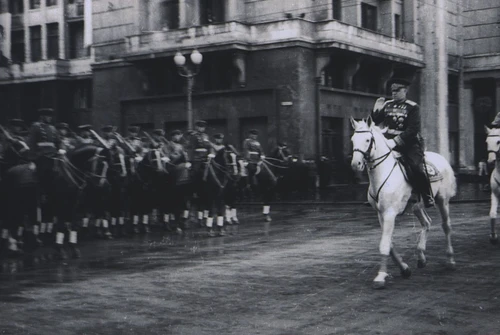 Маршал Г.К. Жуков объезжает войска на Параде Победы. А.В.Устинов, 1945