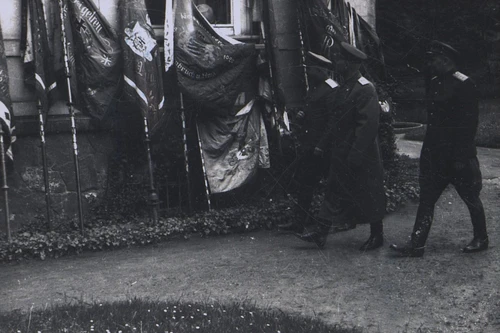 Военные осматривают трофейные фашистские знамена, отобранные для церемонии на Параде Победы. А.В.Устинов, 1945