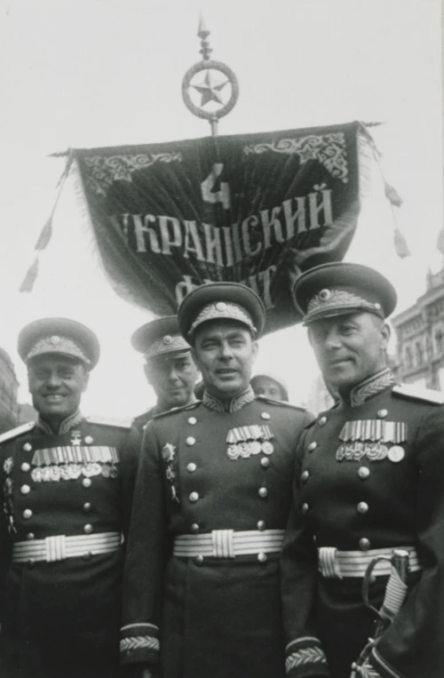 Группа командиров 4-го Украинского фронта на Параде Победы. В центре –  генерал-майор Л.И. Брежнев. Я.Н. Халип. 1945