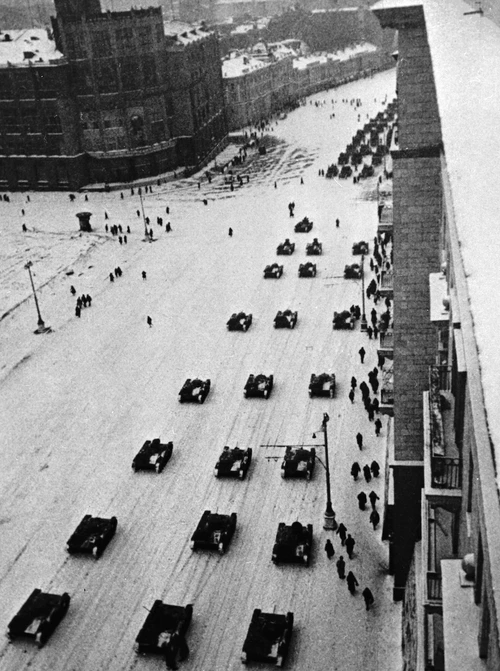 Военный парад в ознаменование 24-й годовщины Великой Октябрьской социалистической революции 7 ноября 1941 года в Москве. Большая часть техники и участников парада прямо с Красной площади отправлялись на фронт.
Москва, 07 ноября 1941 года.
Сергей Струнников / РИА Новости