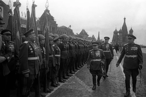 Командующий 3 Ударной армией генерал-полковник Василий Иванович Кузнецов приветствует воинов 1 Белорусского фронта на Параде Победы на Красной площади 24 июня 1945 года.
Москва, 24 июня 1945 года.
Сергей Лоскутов / РИА Новости