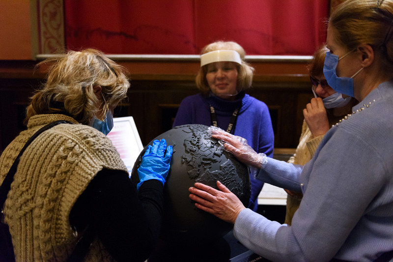 Для незрячих и слабовидящих посетителей Для незрячих и слабовидящих посетителей