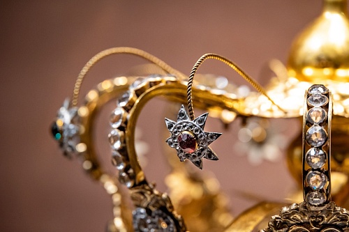 Обзорные экскурсии по выставке «Магия блеска. Стразы и граненая сталь конца XVIII — начала XIX века»