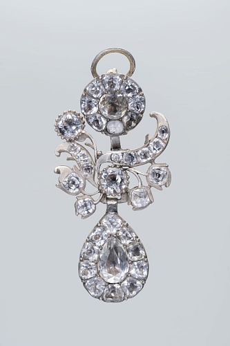 Кураторская экскурсия по выставке «Магия блеска. Стразы и граненая сталь конца XVIII — начала XIX века»